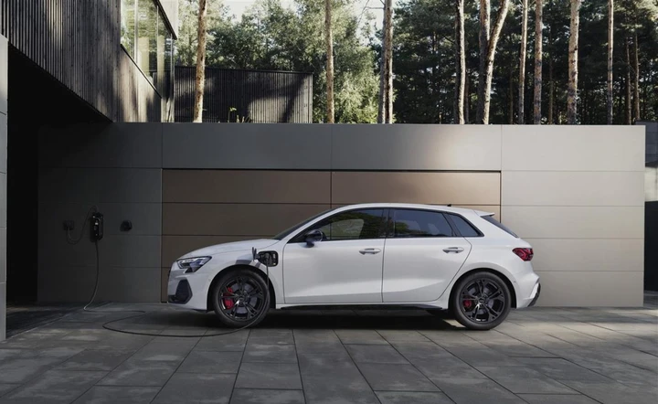 Audi A3 si aggiorna: interni rivoluzionati e plug-in più efficienti