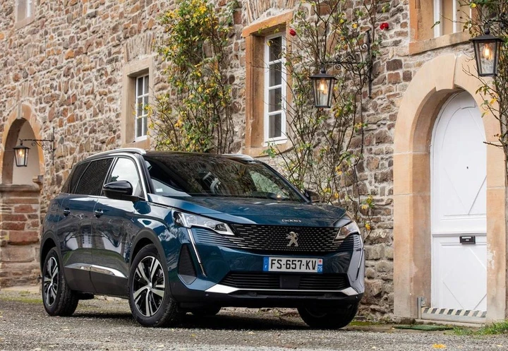 Peugeot 5008 2025: il debutto della nuova generazione è previsto nel 2024