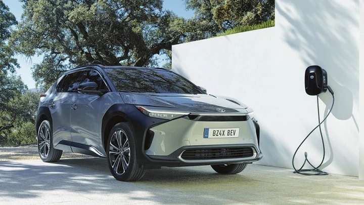 Toyota bZ4x: motori elettrici, tecnologia e debutto