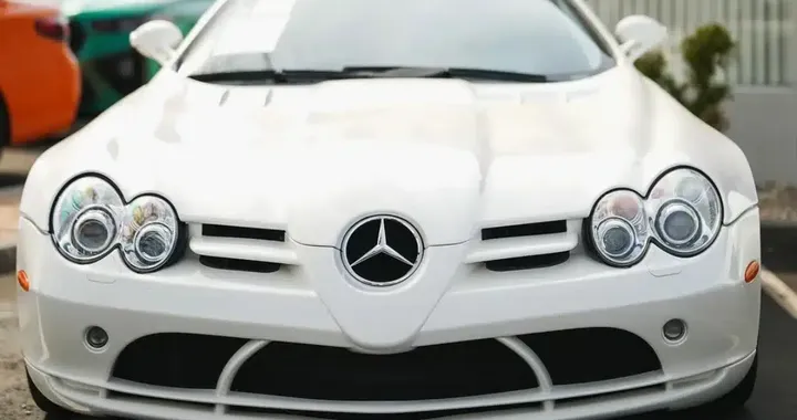 Questa Mercedes SLR McLaren contiene un orologio TAG Heuer da 20.000 dollari