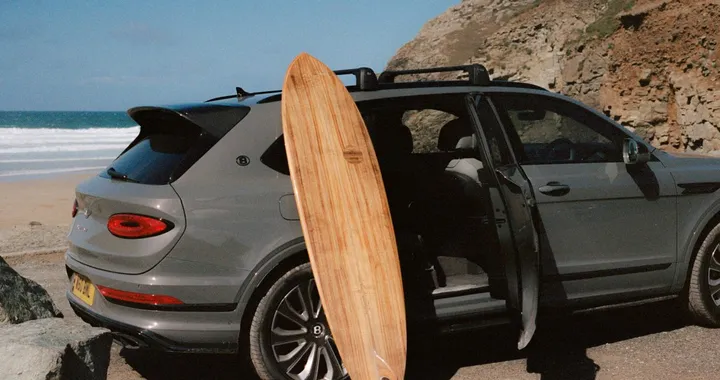 Bentley cambia paradigma del lusso con una tavola da surf in legno Koa
