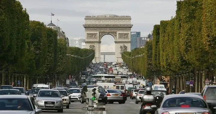 Parigi: dal 2030 stop alle auto benzina e diesel