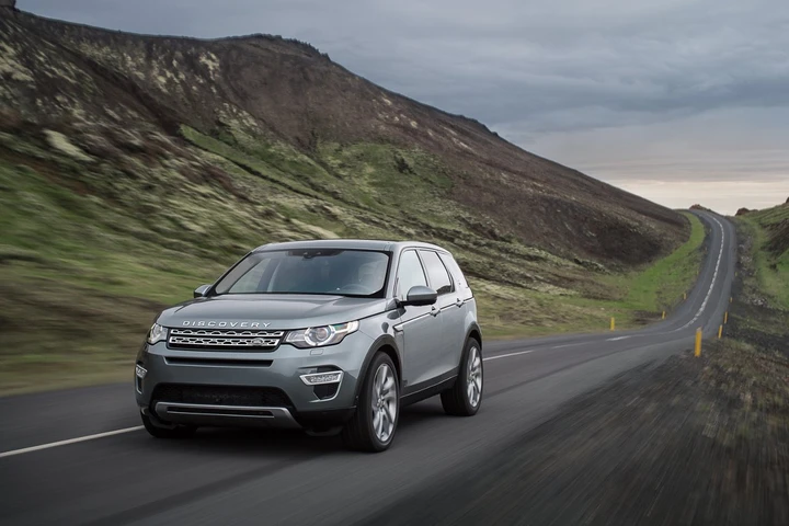 Land Rover Discovery Sport: immagini ufficiali
