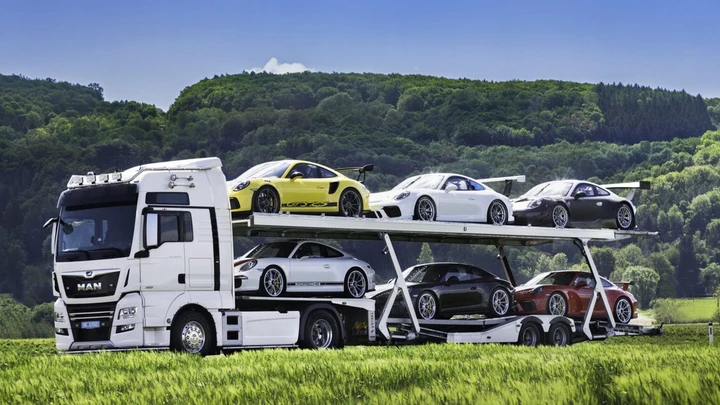 All'asta sei Porsche 911 GT e la bisarca che le trasporta