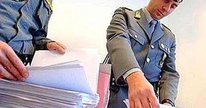 Regala un'auto all'amante ma il Fisco è in agguato
