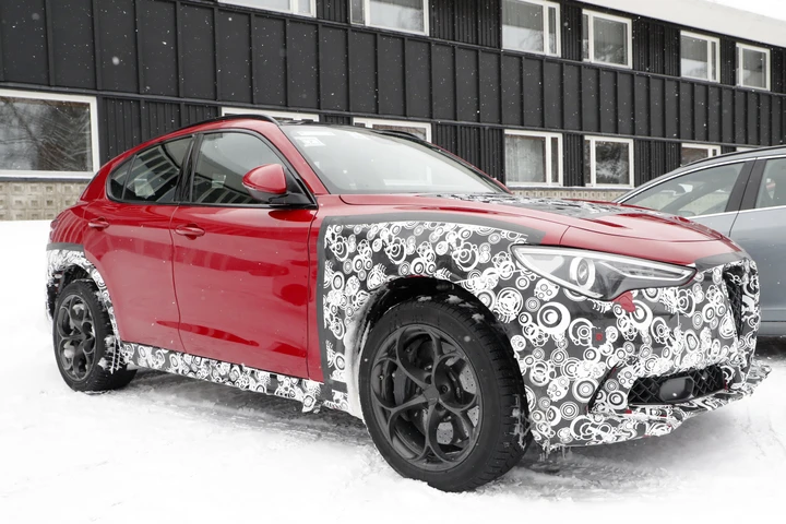Alfa Romeo Stelvio: foto spia del restyling