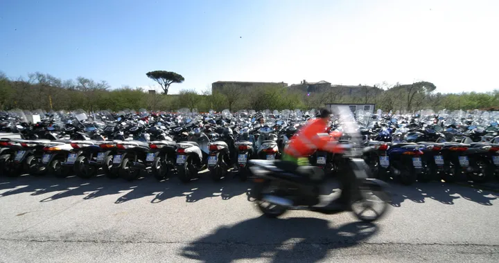 Viaggiavano nella completa illegalità, multato motociclista e passeggero