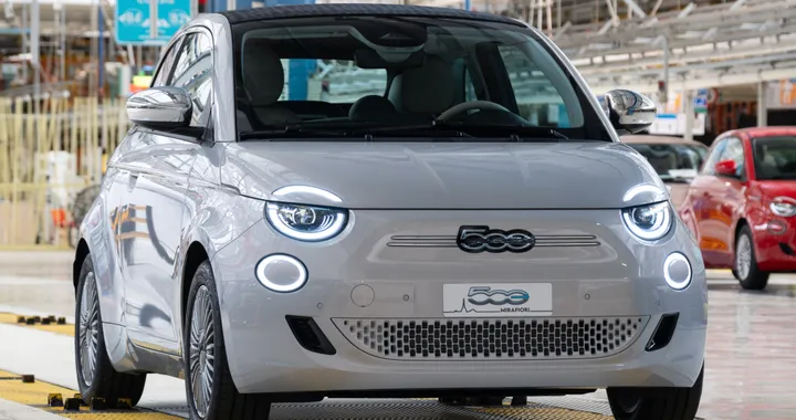 A Mirafiori compare il primo esemplare di Fiat 500 Ibrida