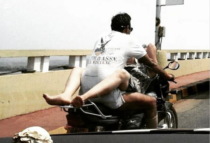 Goa, sesso sulla motocicletta: la foto impazza sul web