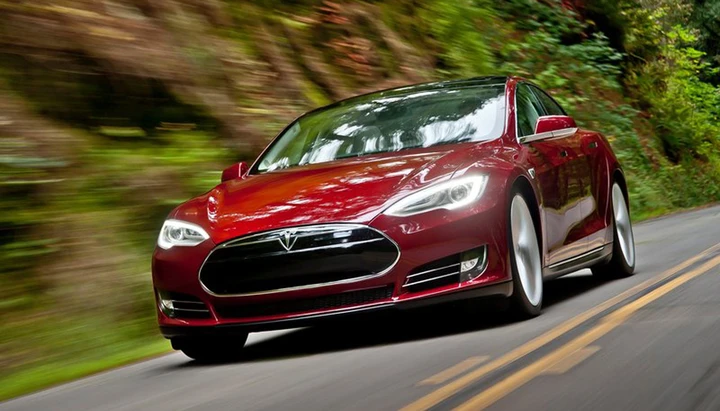 Tesla: Elon Musk punta sulla guida autonoma