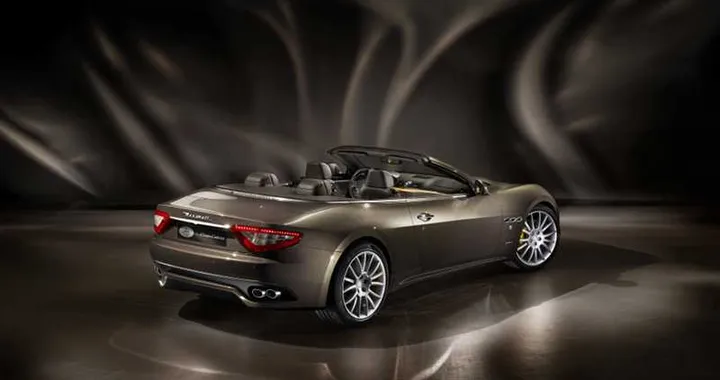 Fendi sale a bordo della Maserati GranCabrio