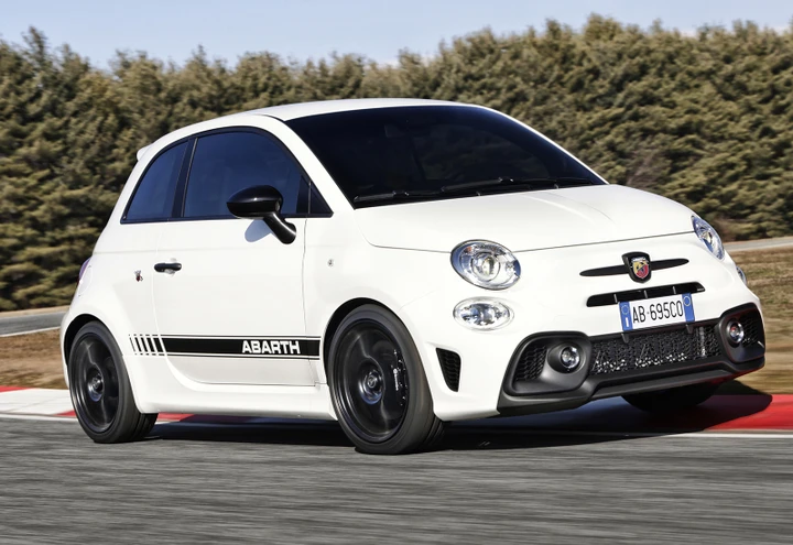 Abarth 595 e 695 2022, performance e stile