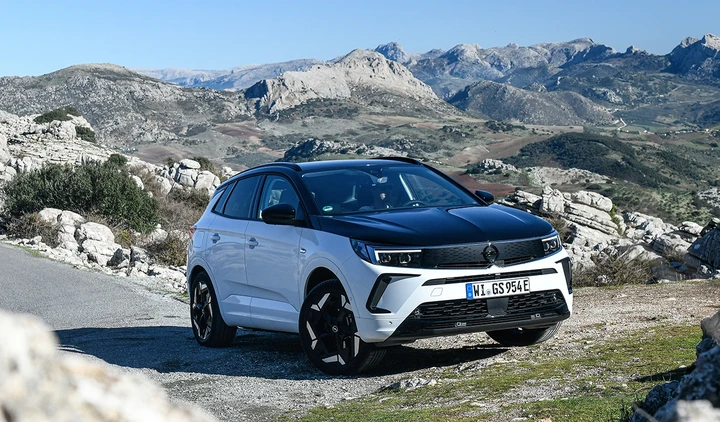 Opel Grandland GSe 2023: prezzo e prova del SUV ibrido