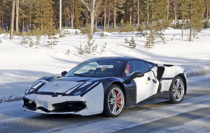 Ferrari: le foto spia di un nuovo modello ibrido