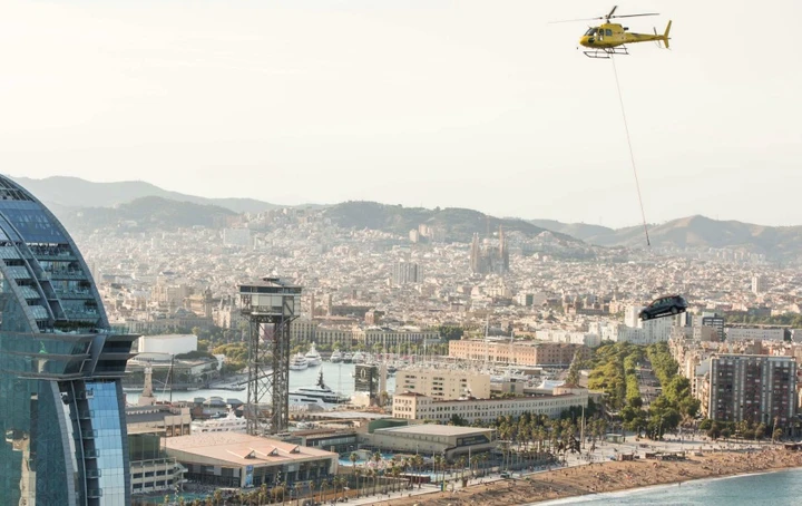 Nuova Seat Arona in volo nel cielo di Barcellona