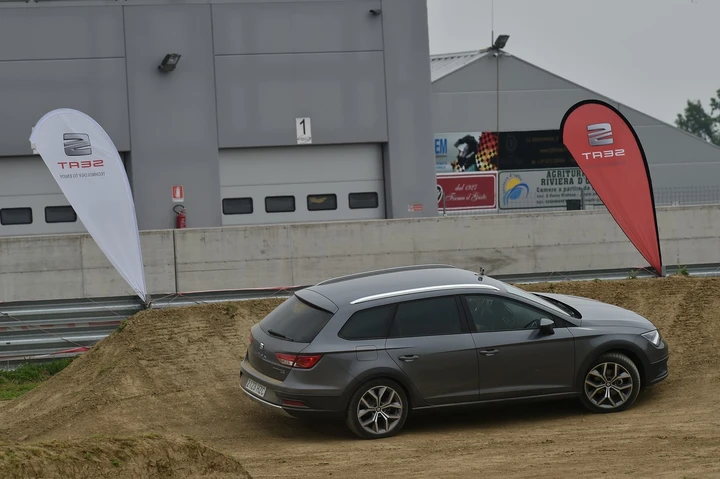 Seat Leon ST X-Perience, test drive in offroad
