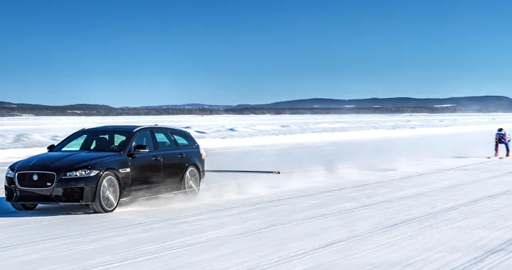 Jaguar XF Sportbrake da record: sciatore trainato sulla neve a 189 km/h