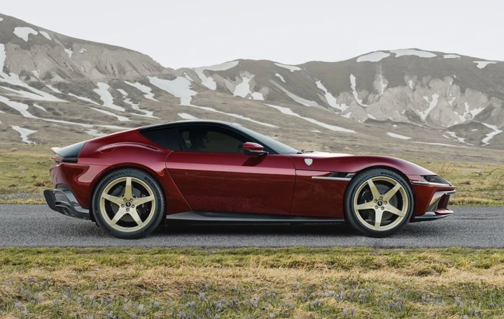 Ferrari sorprende: la 12Cilindri Manuale riporta la leva del cambio sulle V12
