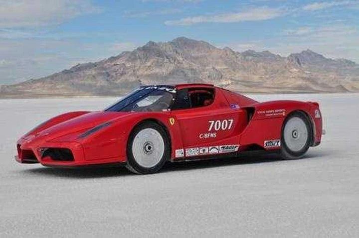 Ferrari Enzo da record: sul lago salato, 384 km/h!