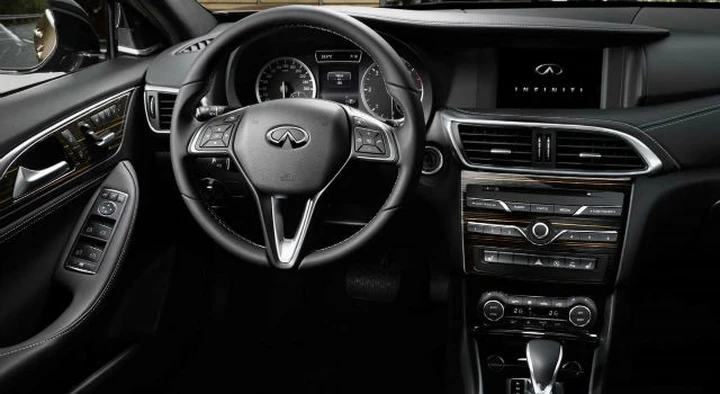 Nuova Infiniti Q30: svelati gli interni della berlina