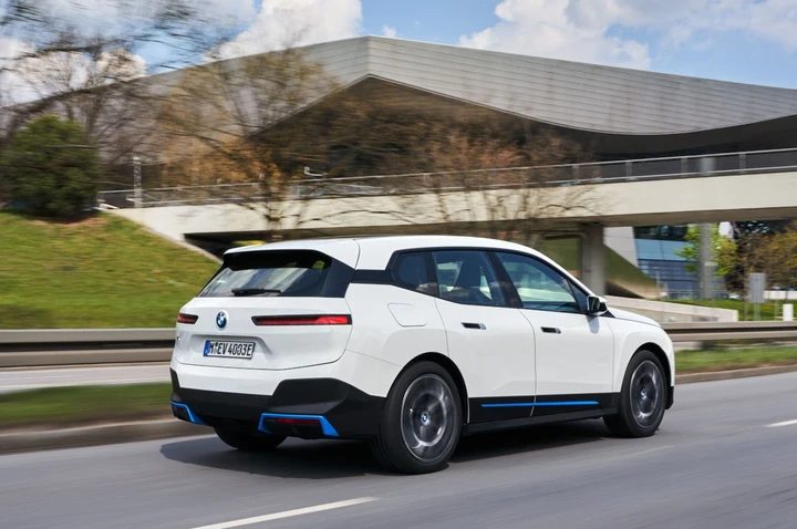 Bmw iX 2021: immagini ufficiali