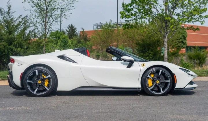 Ferrari SF90, crollo verticale del valore in soli 300 km