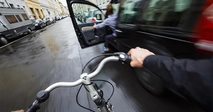 Sicurezza in auto: il metodo olandese salva ciclisti per aprire la porta
