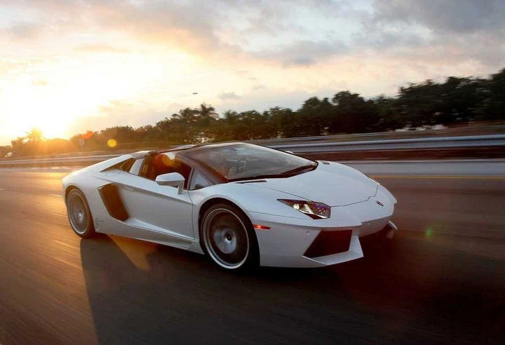Lamborghini Aventador Roadster nuove foto ufficiali