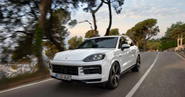Porsche Cayenne S E-Hybrid: debutta la terza variante ibrida del nuovo SUV [FOTO]