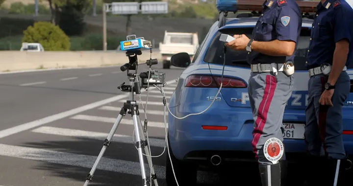 Autovelox mobili, rilevano entrambe le corsie?