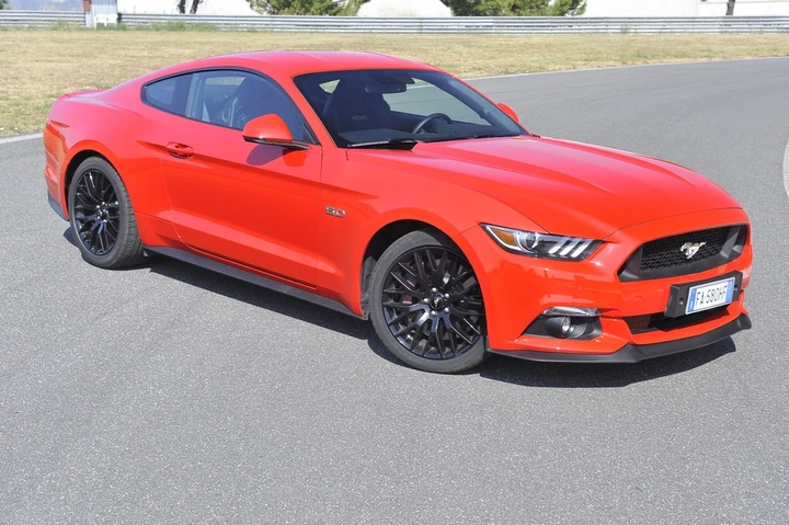 Ford Mustang 2.3 vs 5.0 GT: prova confronto