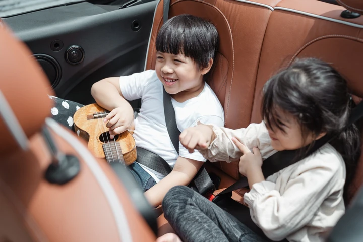 Rialzo auto bambini: a partire da quale età e tutte le regole