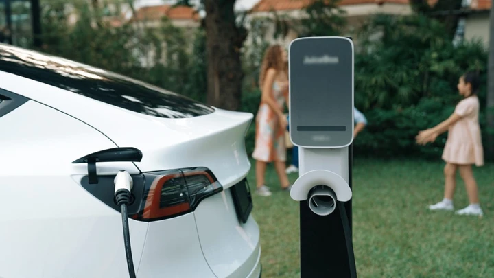 Auto elettriche, solo con la ricarica da casa si ha un netto risparmio