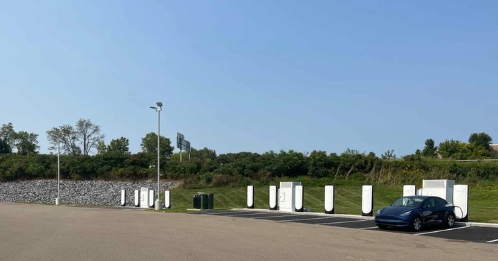 Caos sulle stazioni di ricarica: USA colpiti dal blocco dell’amministrazione Trump