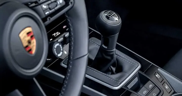 Porsche, il cambio manuale non si tocca: i puristi ringraziano