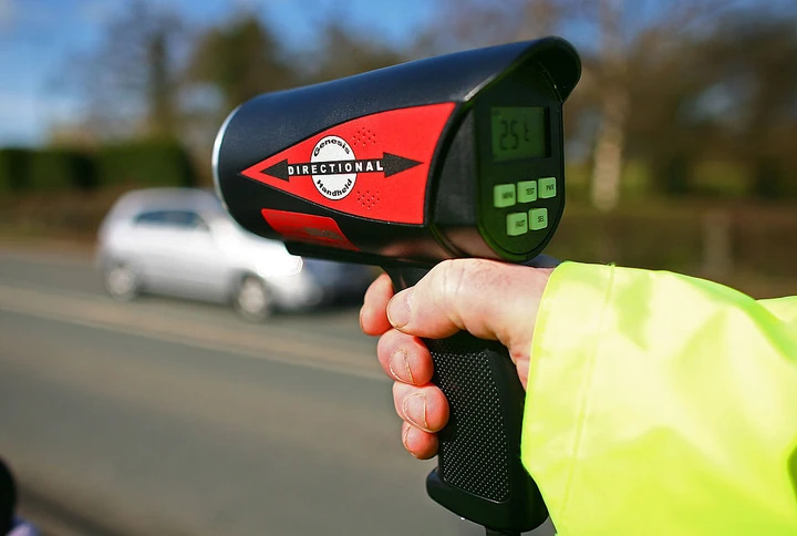 Automobilista sfreccia a 100 km/h in centro, fermato col telelaser
