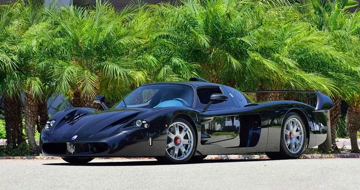 Maserati MC 12, l'unico esemplare di colore nero all'asta