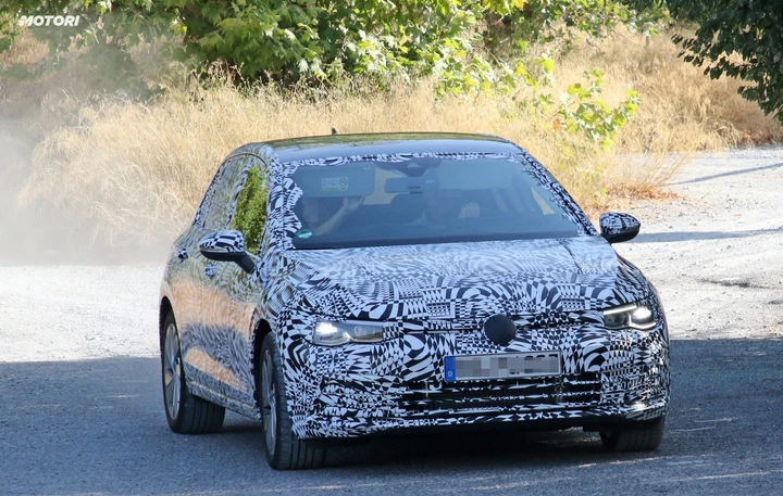 Volkswagen Golf 8: le foto spia della versione ibrida PHEV
