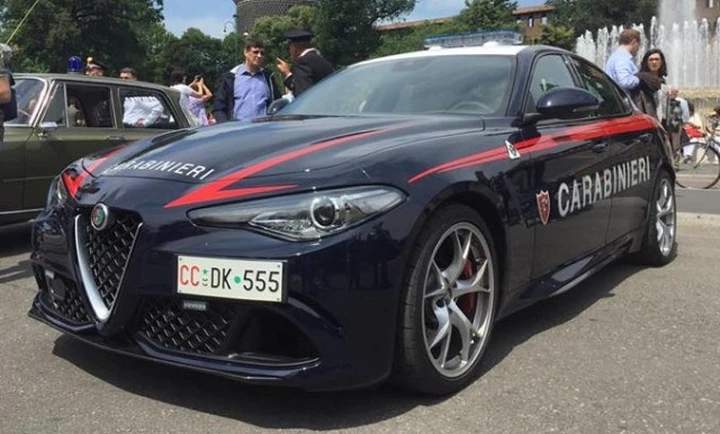 Alfa Romeo Giulia Quadrifoglio Carabinieri: da Milano a Como e ritorno in 40 minuti netti