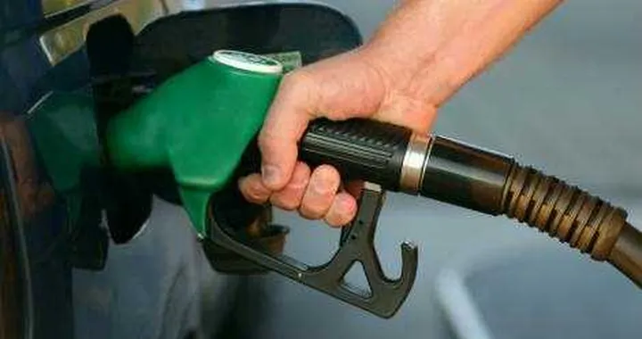 Benzina: nuovo record storico a 1,6 euro al litro