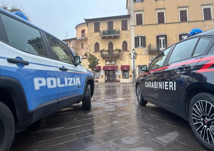 Dà vita a un inseguimento con la Polizia: fermato ubriaco e senza patente