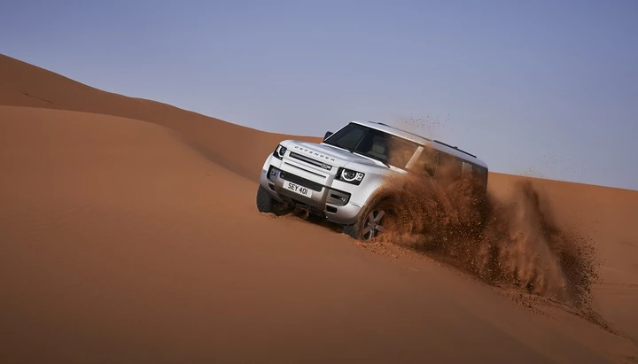 Land Rover Defender 130: verso il debutto