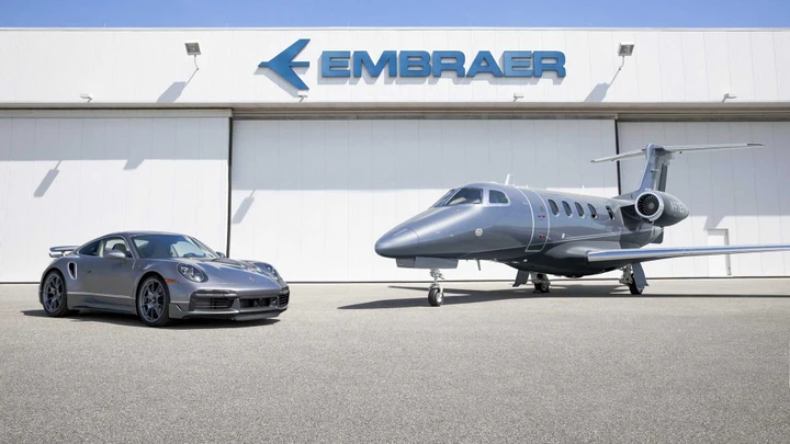 Porsche 911 Turbo S Embraer Phenom 300E: immagini ufficiali