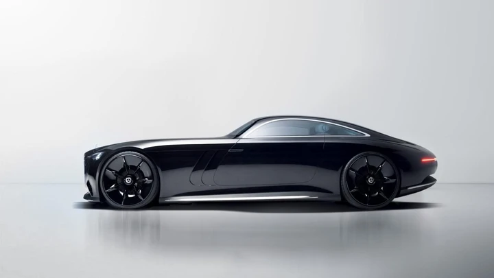Mercedes Vision Iconic: l’auto che si ricarica da sola con il sole