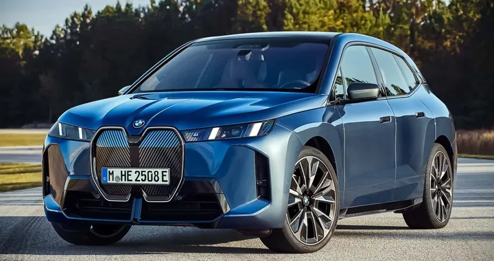 BMW iX 2025: autonomia fino a 700 km e prestazioni da supercar