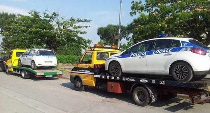 La polizia locale non paga e il concessionario si riprende le auto