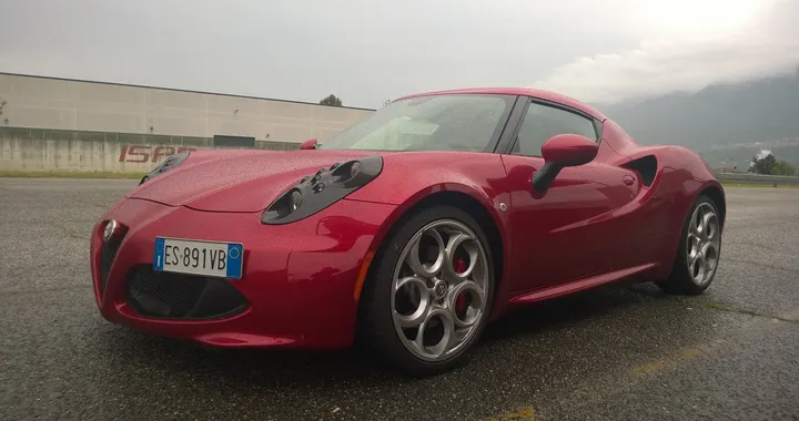 Alfa Romeo 4C: la prova su strada e in pista