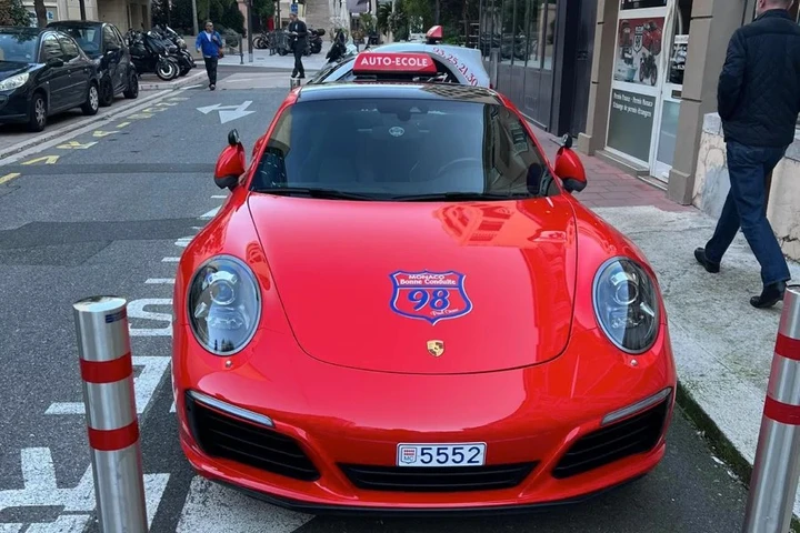 In una nazione si fa scuola guida su una Porsche 911