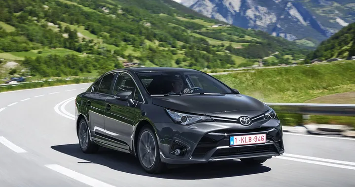 Toyota Avensis 2015: foto e dati tecnici ufficiali