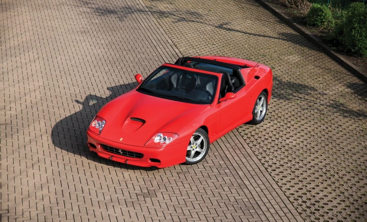 Ferrari 575M Superamerica: l'eleganza del V12 a cielo aperto